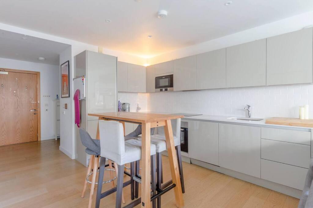 Superb 1 Bedroom Apartment 3Mins From Tube Station 런던 외부 사진