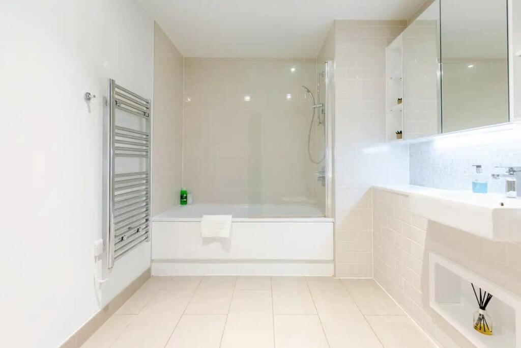 Superb 1 Bedroom Apartment 3Mins From Tube Station 런던 외부 사진